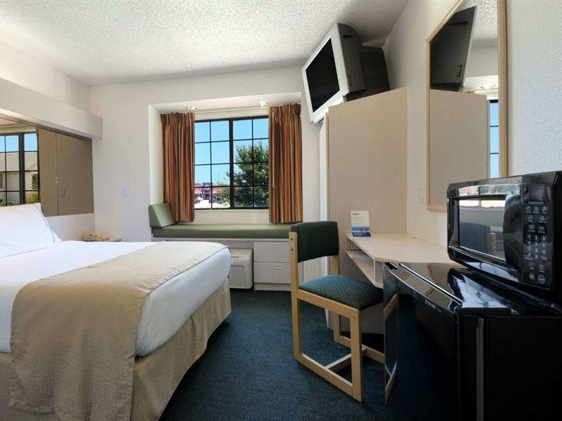 Travelodge By Wyndham Arlington/Dallas Area Exterior photo