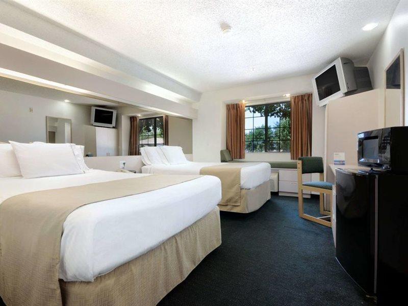 Travelodge By Wyndham Arlington/Dallas Area Exterior photo