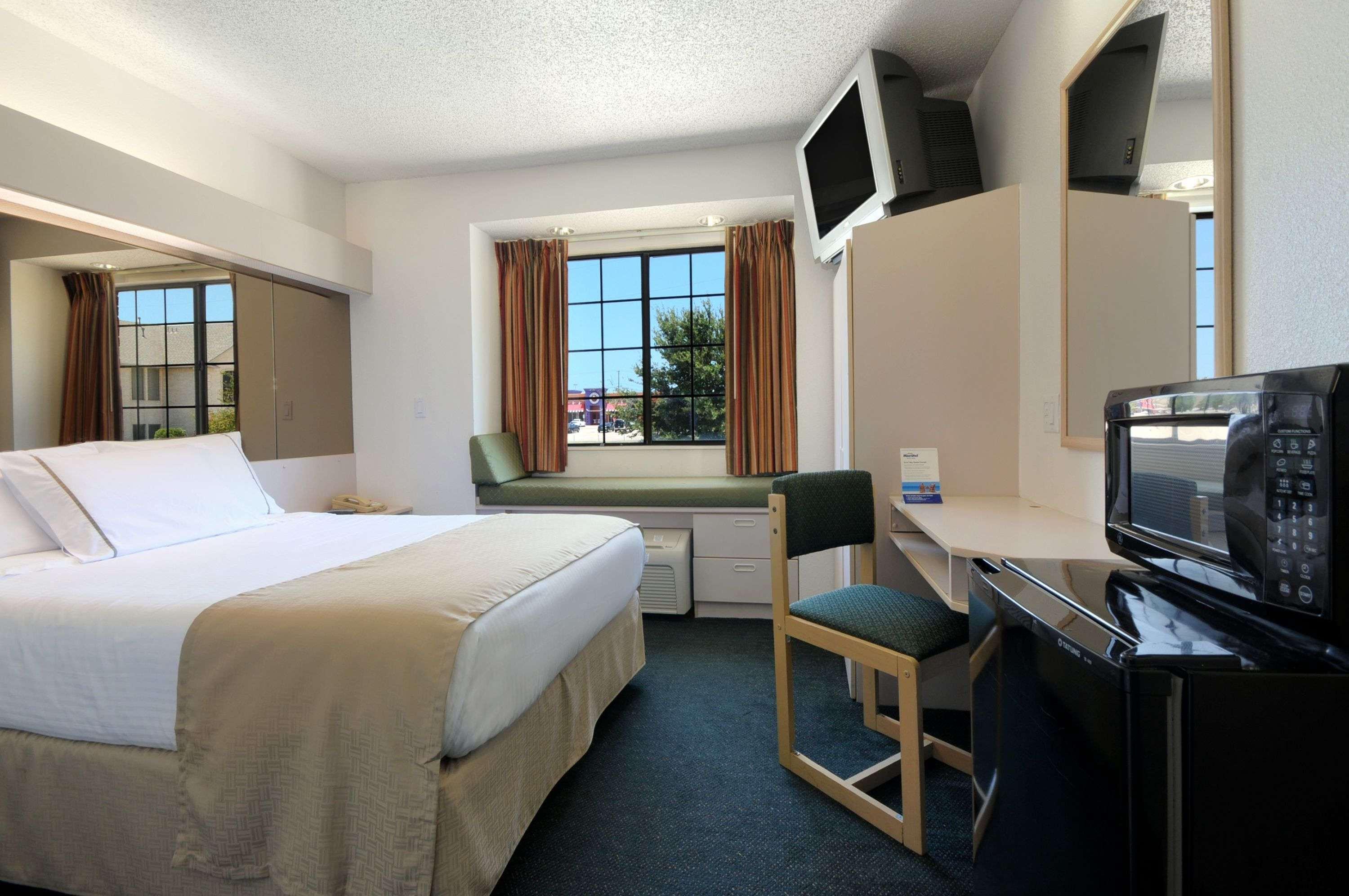 Travelodge By Wyndham Arlington/Dallas Area Exterior photo
