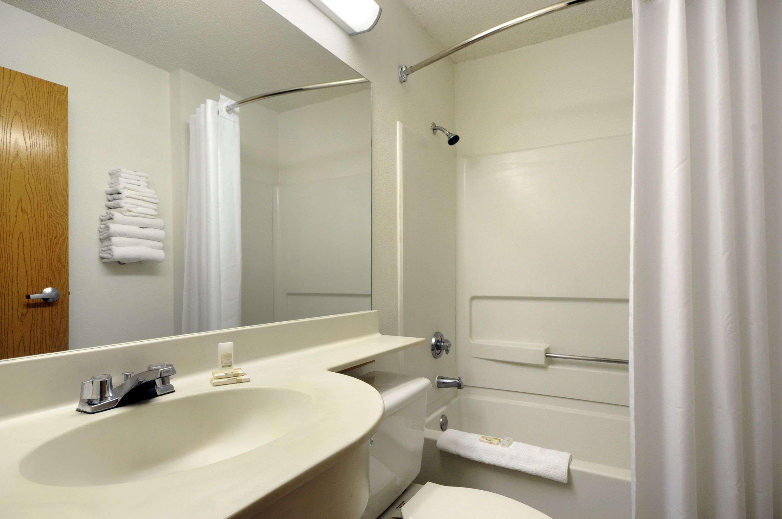 Travelodge By Wyndham Arlington/Dallas Area Room photo