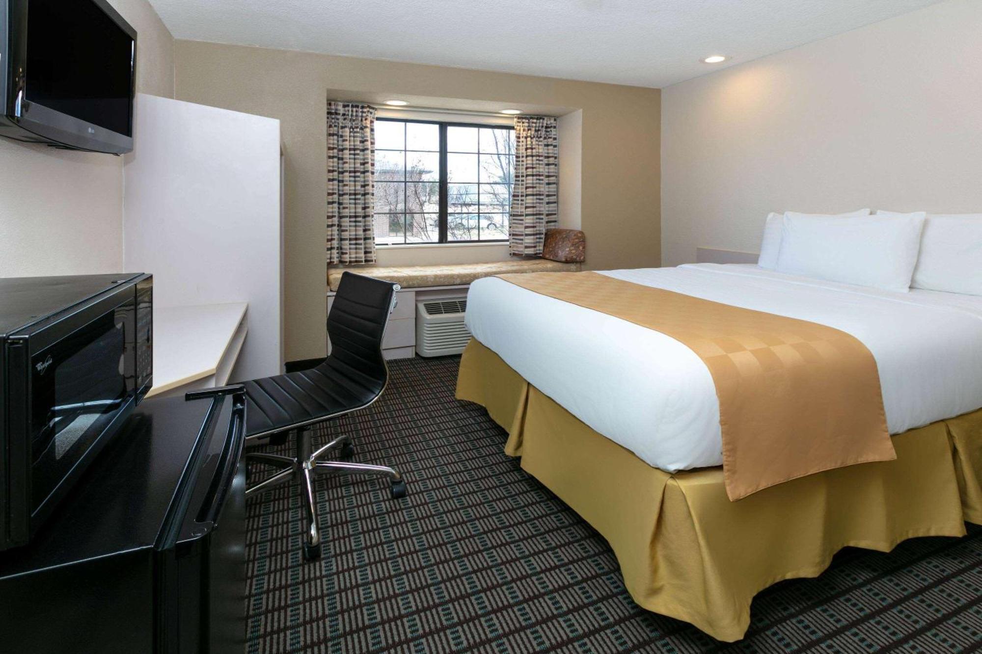 Travelodge By Wyndham Arlington/Dallas Area Exterior photo
