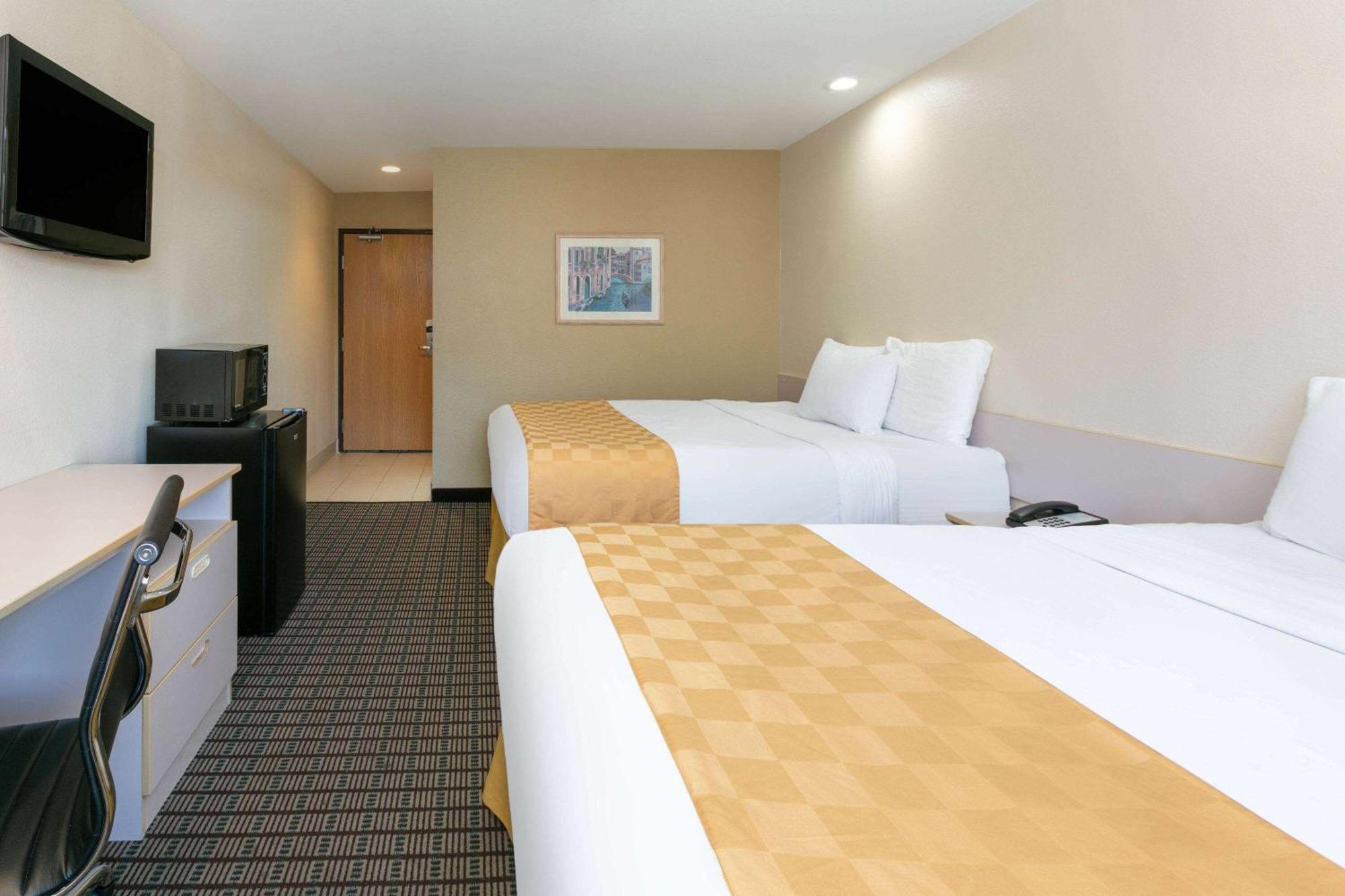 Travelodge By Wyndham Arlington/Dallas Area Exterior photo
