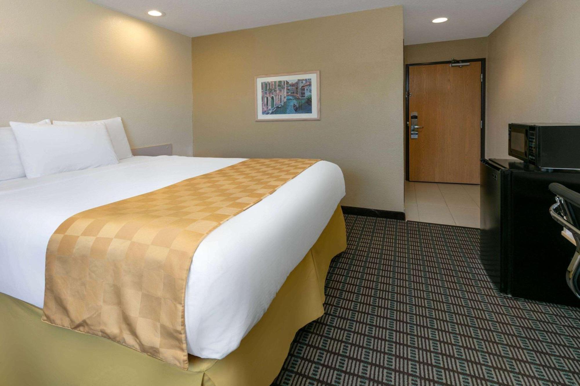 Travelodge By Wyndham Arlington/Dallas Area Exterior photo
