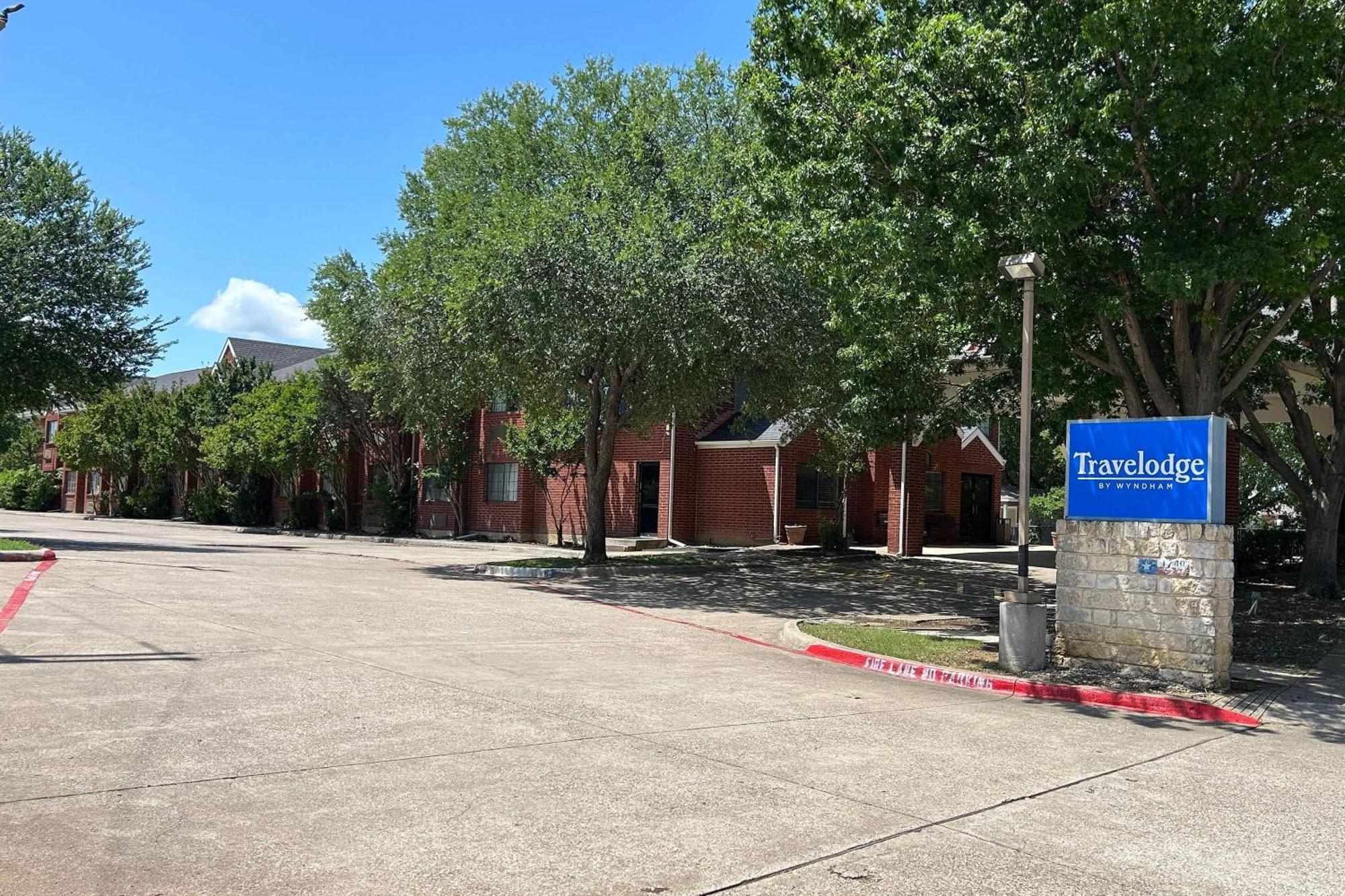 Travelodge By Wyndham Arlington/Dallas Area Exterior photo