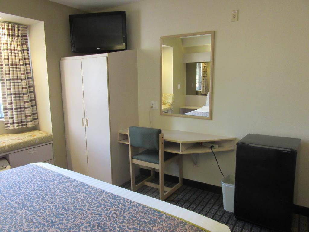 Travelodge By Wyndham Arlington/Dallas Area Exterior photo