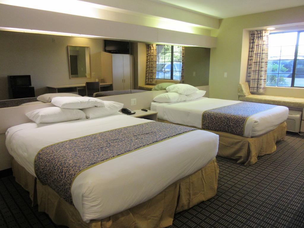 Travelodge By Wyndham Arlington/Dallas Area Exterior photo